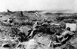 Soldados franceses atacam alemães durante a Primeira Guerra Mundial. Foto de 1917.