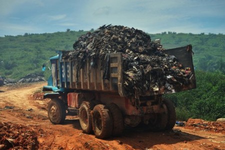Caminhão movimentando lixo em um aterro sanitário. Foto: Jaggat Rashidi / Shutterstock.com