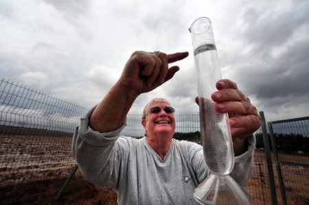 Meteorologista confere nível de água em medidor. Foto: ChameleonsEye / Shutterstock.com