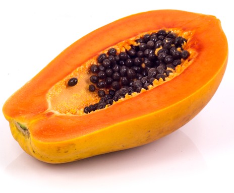 Mamão, fruto simples. Foto: chevanon / Shutterstock.com