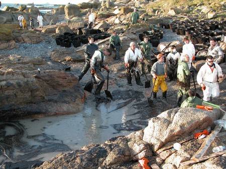Vazamento de petróleo do navio Prestige (2002). Foto: Adela Leiro (http://www.panoramio.com/photo/82861030) [CC-BY-SA-3.0], via Wikimedia Commons