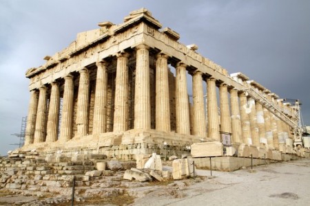 Partenon, um dos mais importantes monumentos do Período Clássico da Grécia.. Foto: pudi studio / Shutterstock.com