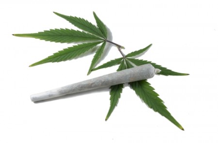 Cigarro de maconha. Foto: PetrP / Shutterstock.com