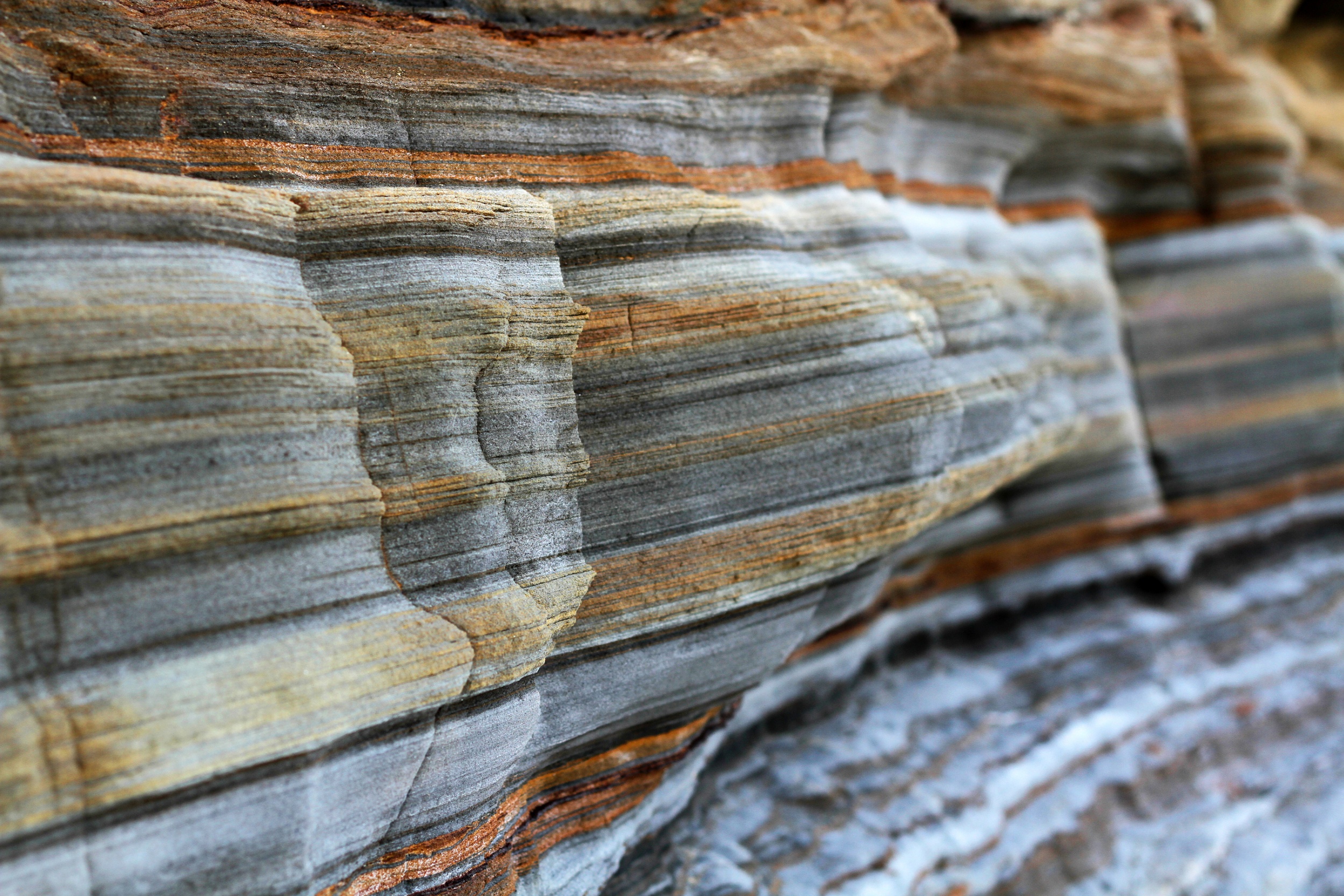不同层理页岩常规三轴压缩力学特性离散元模拟