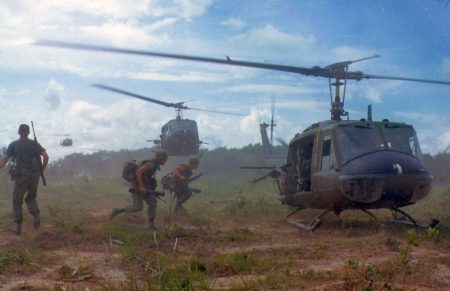 Helicópteros eram a novidade em tecnologia militar em 1966, durante a Guerra do Vietnã. Foto: US Army / via Wikimedia Commons