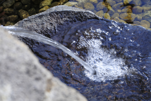 Água mineral. Foto: KPG_Payless / Shutterstock.com