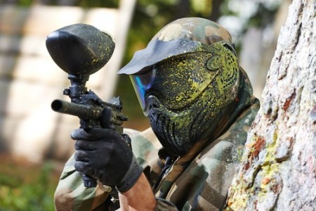 Jogador com marcadora de paintball. Foto: Dmitry Kalinovsky / Shutterstock.com