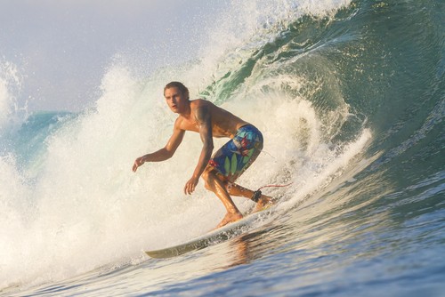 Berço do surfe, Santos usa o esporte para transformar vida de