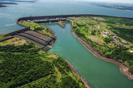 Usina hidrelétrica de Itaipu, no Rio Paraná, fronteira entre o Brasil e Paraguai. Foto: Mykola Gomeniuk / Shutterstock.com