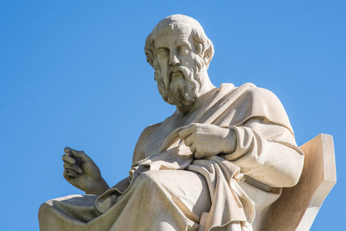 Estátua de Platão, em Atenas, Grécia. Foto: markara / Shutterstock.com