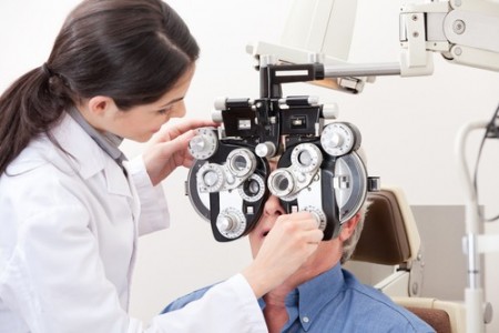 Optometrista faz exame em paciente. Foto: Tyler Olson / Shutterstock.com