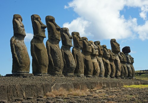 Moai na ilha de páscoa na caverna esculturas de pedra de desenhos animados  vetoriais isolados na montanha