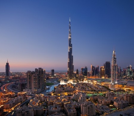 Dubai. No centro, o edifício Burj Khalifa, o mais alto do planeta. Foto: Sophie James / Shutterstock.com