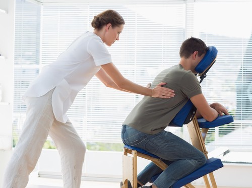 Fisioterapeuta fazendo massagem. Foto: wavebreakmedia / Shutterstock.com