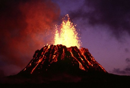 Foto de um vulcão em erupção.