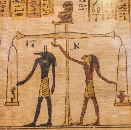 Ilustração do momento em que Anubis (esquerda) faz a pesagem do coração de alguém que morreu. Foto: PerseoMedusa / Shutterstock.com