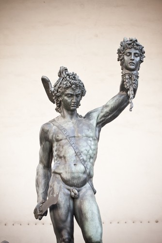 Estátua de Perseus segurando a cabeça da Medusa. Benvenuto Cellini, 1545. Foto: kubais / Shutterstock.com