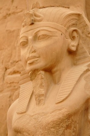 Estátua de Ramsés III no templo de Amon, em Karnak, Egito. Foto: mountainpix / Shutterstock.com