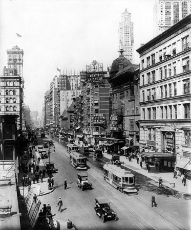 Broadway, 1920. Foto: American Studio, N.Y. [Public domain], via Wikimedia Commons