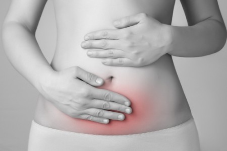 A endometriose causa muitas dores abdominais. Foto: Csaba Deli / Shutterstock.com