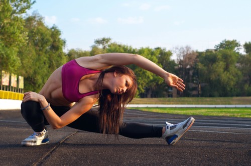 Alongamento muscular. Foto: mariematata / Shutterstock.com