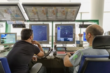 Controladores de tráfego aéreo. Foto: Angelo Giampiccolo / Shutterstock.com