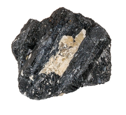 Ilmenita, mineral que possui titânio em sua composição. Foto: Bramthestocker / Shutterstock.com