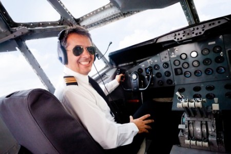 Piloto de avião. Foto: Andresr / Shutterstock.com