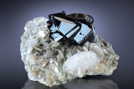 Cassiterita, mineral de onde o estanho é extraído. Foto: Albert Russ / Shutterstock.com
