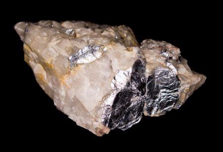 Molibdenita, mineral onde o molibdênio é encontrado naturalmente. Foto: Zbynek Burival / Shutterstock.com