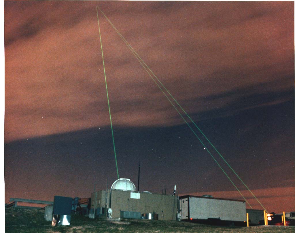 Lasers são utilizados para ajustar a precisão de telescópios de observatórios espaciais. O laser, emitido pelo observatório, é refletido por espelhos deixados na Lua durante as missões Apollo. Foto: NASA