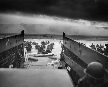 Soldados americanos desembarcam em uma praia na região da Normandia, França, na manhã de 06/06/1944. 