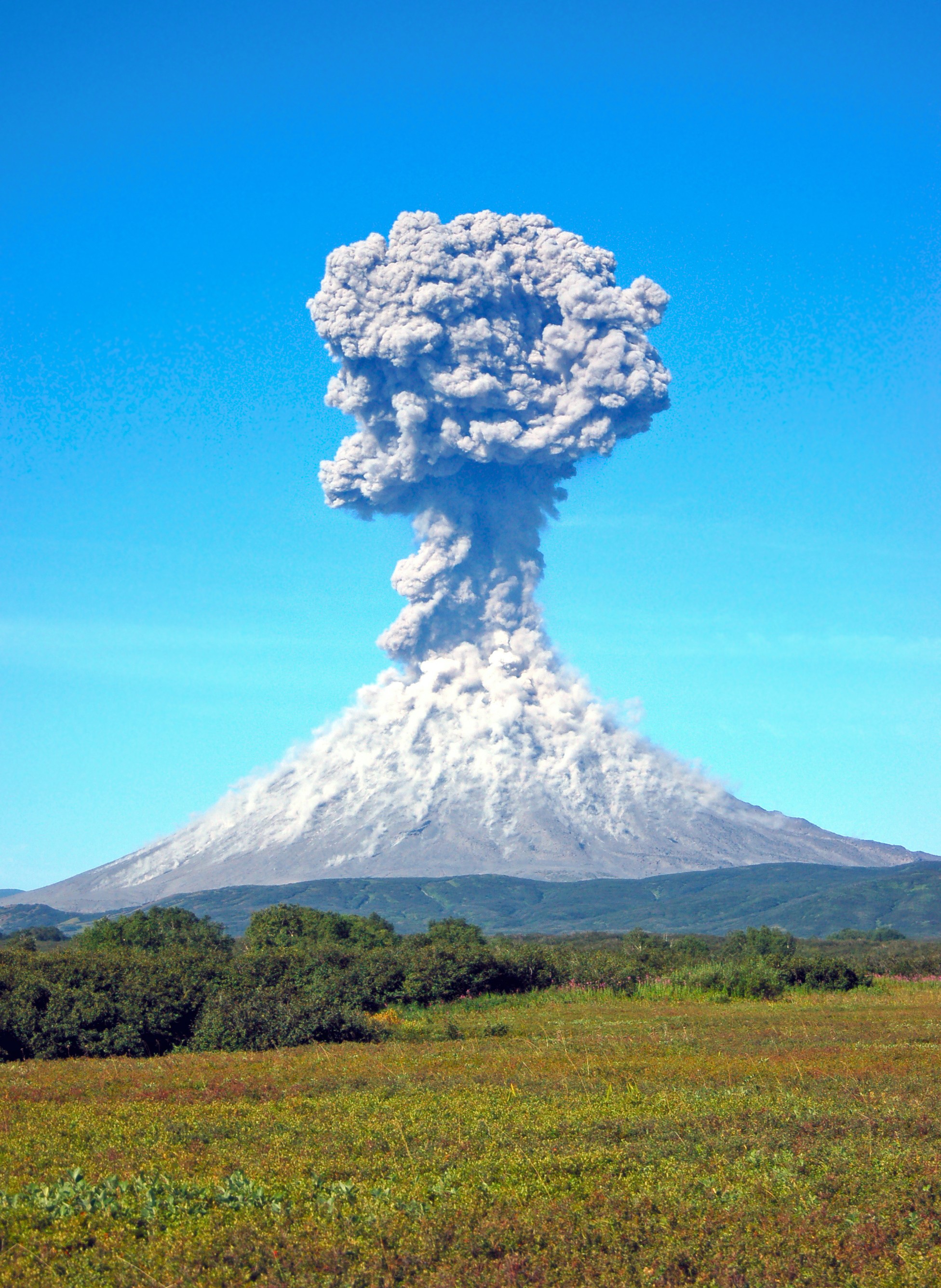 Resultado de imagem para vulcão em erupção