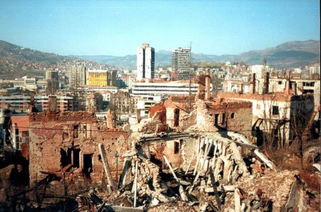 Sarajevo após o cerco de 1995. Foto: Hedwig Klawuttke [CC-BY-SA-3.0 (http://creativecommons.org/licenses/by-sa/3.0) or GFDL (http://www.gnu.org/copyleft/fdl.html)], via Wikimedia Commons
