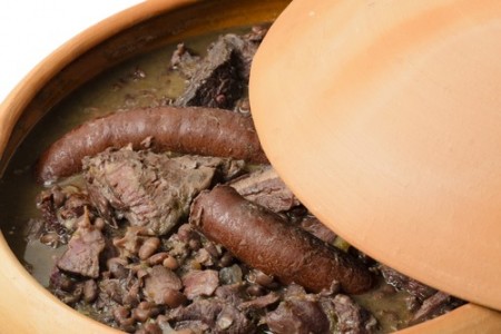 Feijoada brasileira. Foto: Paul Brighton / Shutterstock.com