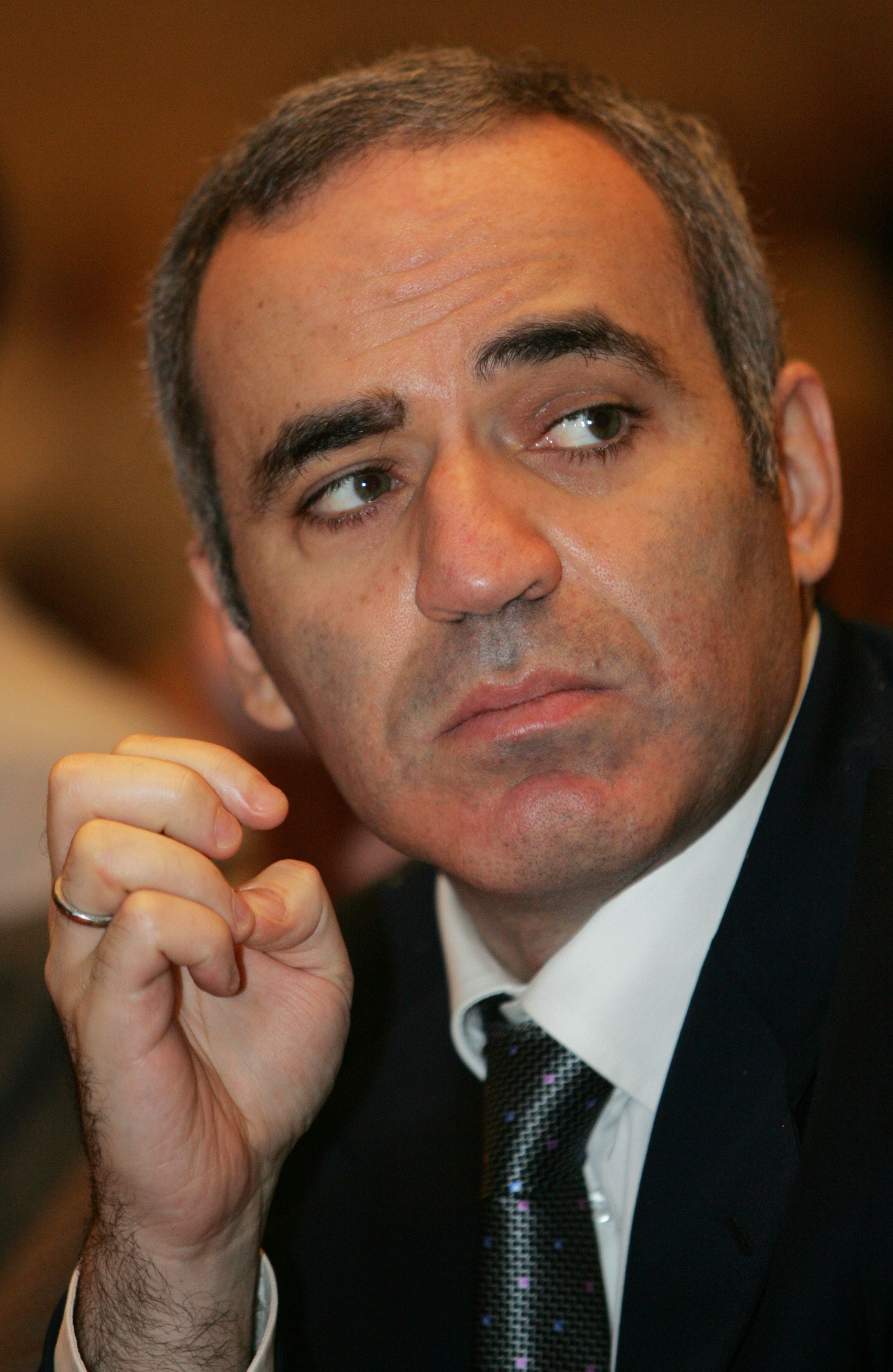 O Grandmaster de xadrez Garry Kasparov é um defensor do autoconhecimento,  além de ser escritor e ativista polít…
