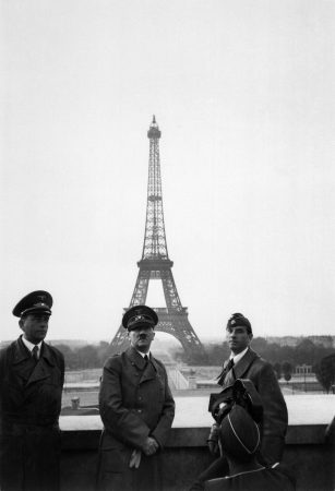 Hitler posa para fotografia em frente à Torre Eiffel, no centro de Paris. Foto: via Wikimedia Commons