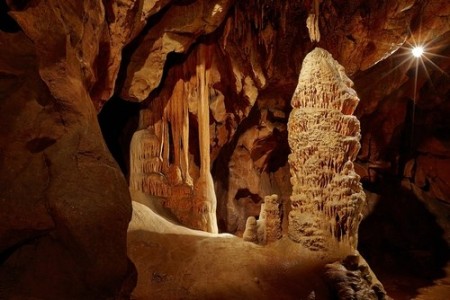 Grande estalagmite formada em caverna. Foto: Peter Gudella / Shutterstock.com