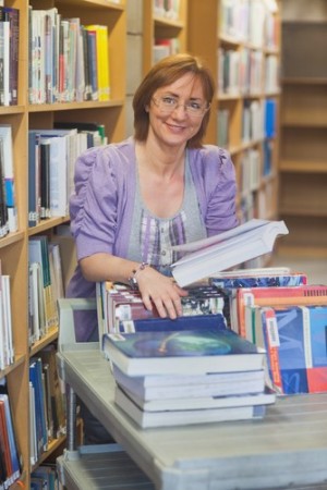 Bibliotecária. Foto: wavebreakmedia / Shutterstock.com