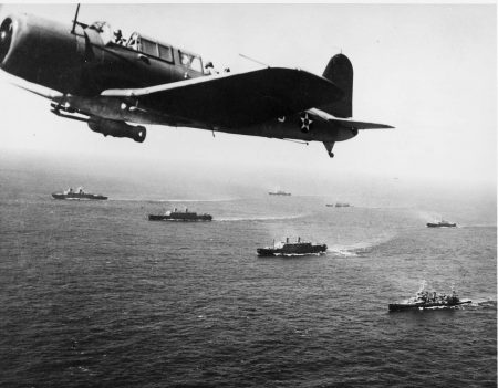 Bombardeiro "Vought SB2U Vindicator" sobrevoa frota americana em busca de submarinos alemães no oceano Atlântico (27/nov/1941). Foto:  Marinha Americana / via Wikimedia Commons