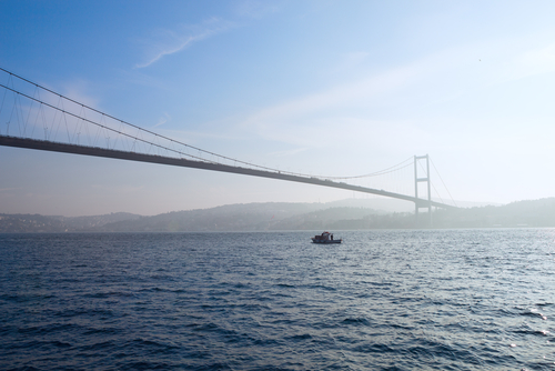 Ponte de Bósforo, Istambul, Turquia. Foto: Nella / Shutterstock.com