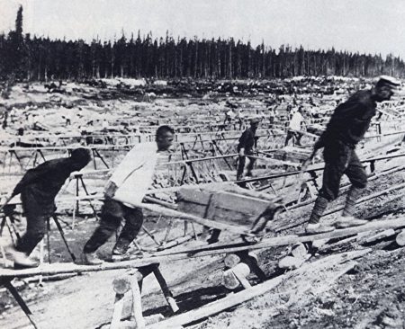 Prisioneiros do Gulag trabalhando na construção do canal Mar Branco-Báltico, 1932. Foto: Wikimedia Commons 