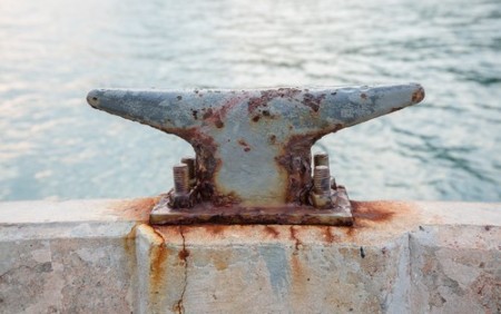 Peça de ferro de um barco enferrujada por causa da maresia. Foto: Nuk2013 / Shutterstock.com