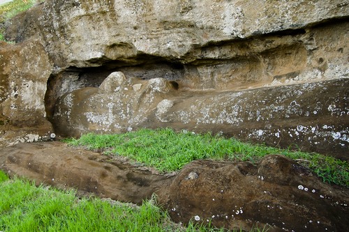 Moai abandonado enquanto estava sendo esculpido. Foto: Adwo / Shutterstock.com