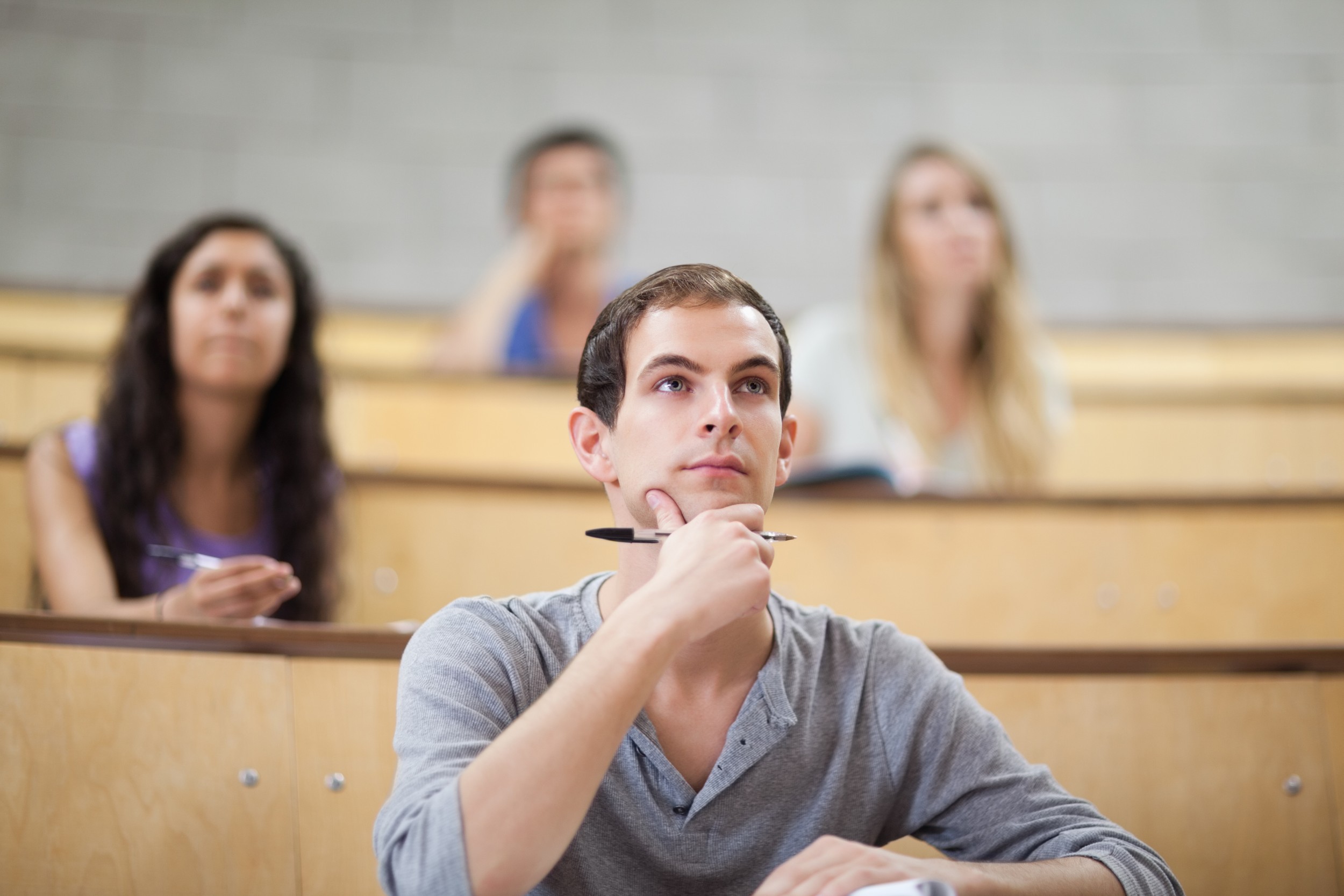 Студенты обманывают. Преподаватель и студент. Студенты в аудитории. Сижу на лекции. Лекция в университете.