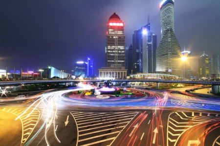 Fotografia de avenida movimentada, utilizando longa exposição. Foto: ArtisticPhoto / Shutterstock.com