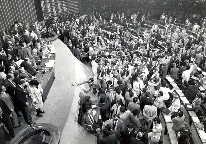 Assembleia Constituinte de 1988. Foto: Agência Brasil [CC-BY-3.0-br (http://creativecommons.org/licenses/by/3.0/br/deed.en)], via Wikimedia Commons