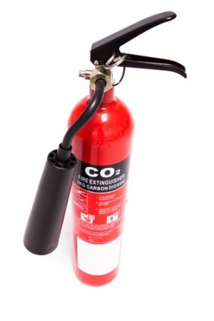 Extintor de incêndio de gás carbônico. Foto: wavebreakmedia / Shutterstock.com