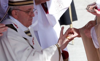 Papa Francisco recebendo o Anel do Pescador.