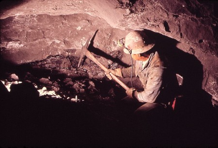 Mineração de urânio (EUA, 1972). Foto: Bill Gillette / domínio público / via Wikimedia Commons